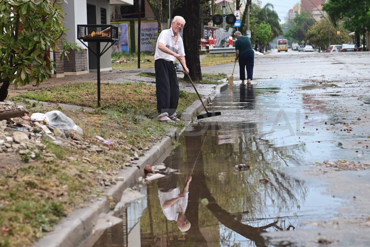 El agua provocó el anegamiento en varias calles de la ciudad de Santa Fe. El agua provocó el anegamiento en varias calles de la ciudad de Santa Fe.