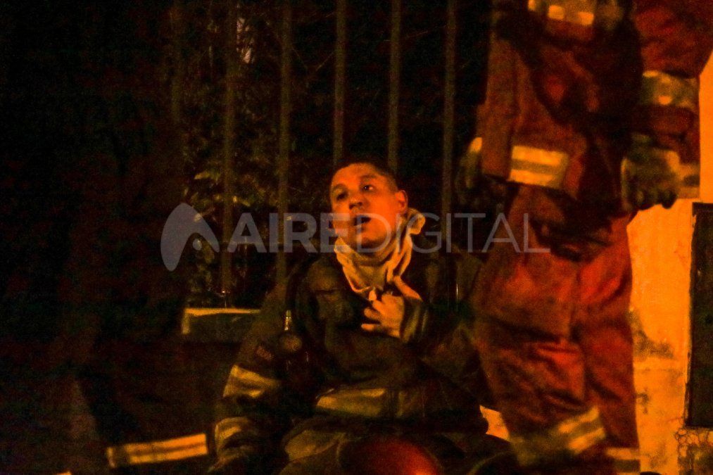 Un bombero se muestra exhausto luego de sofocar el incendio de una vivienda en Santo Tomé este miércoles. 