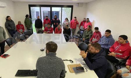 Repartidores de Santa Fe y Rosario se reunieron este miércoles con diputadas y diputados de la Comisión de Seguridad de la Cámara baja de la provincia. Repartidores de Santa Fe y Rosario se reunieron este miércoles con diputadas y diputados de la Comisión de Seguridad de la Cámara baja de la provincia.