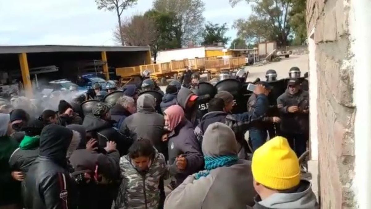 Festram rechaza la intervención de la justicia penal en el conflicto de Las Rosas. Festram rechaza la intervención de la justicia penal en el conflicto de Las Rosas.