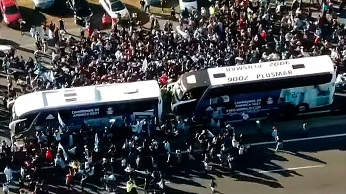 El conmovedor recibimiento de los hinchas a los campeones.