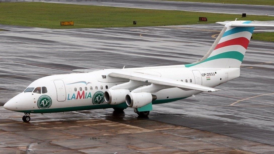 Este era el avión de LaMia que se estrelló el 28 de noviembre de 2016: un cuatrimotor British Aerospace AVRO 146-RJ85, matrícula CP-2933, que tenía una autonomía máxima de vuelo de 2970 kilómetros (1603,6 millas) y, el trayecto Santa Cruz de la Sierra-Medellín, es de 2965 kilómetros (1600,9 millas).