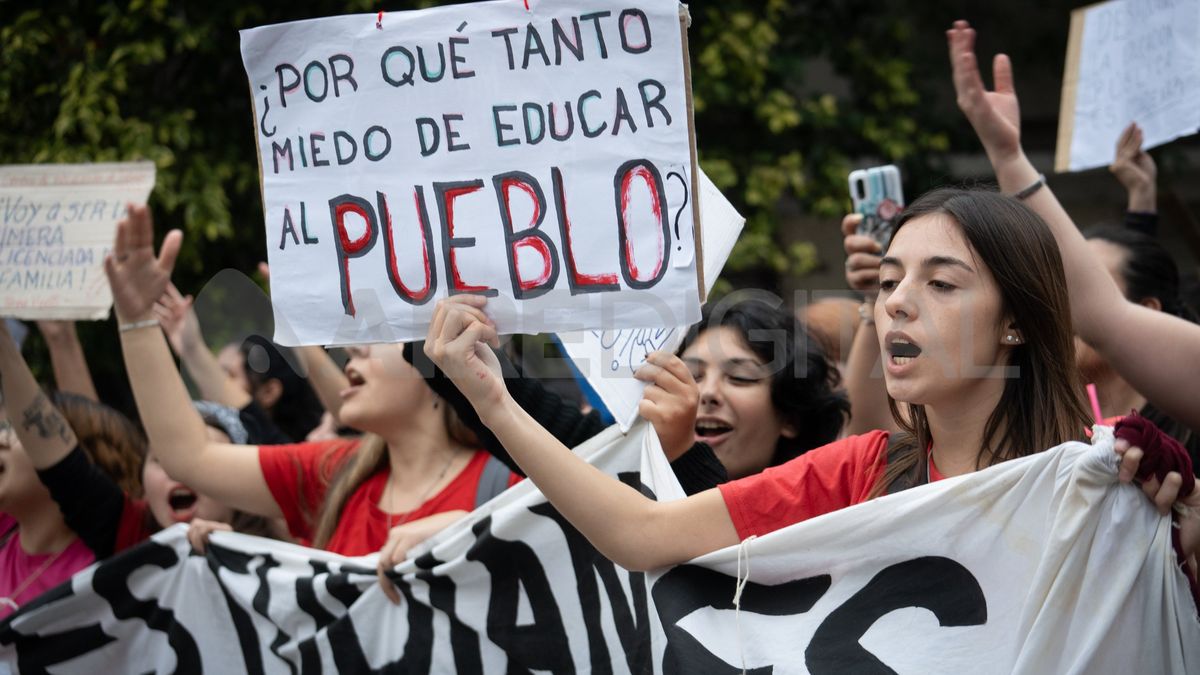 El Consejo Superior de la Universidad de Buenos Aires (UBA) suspendió este miércoles la emergencia presupuestaria declarada el pasado 10 de abril.