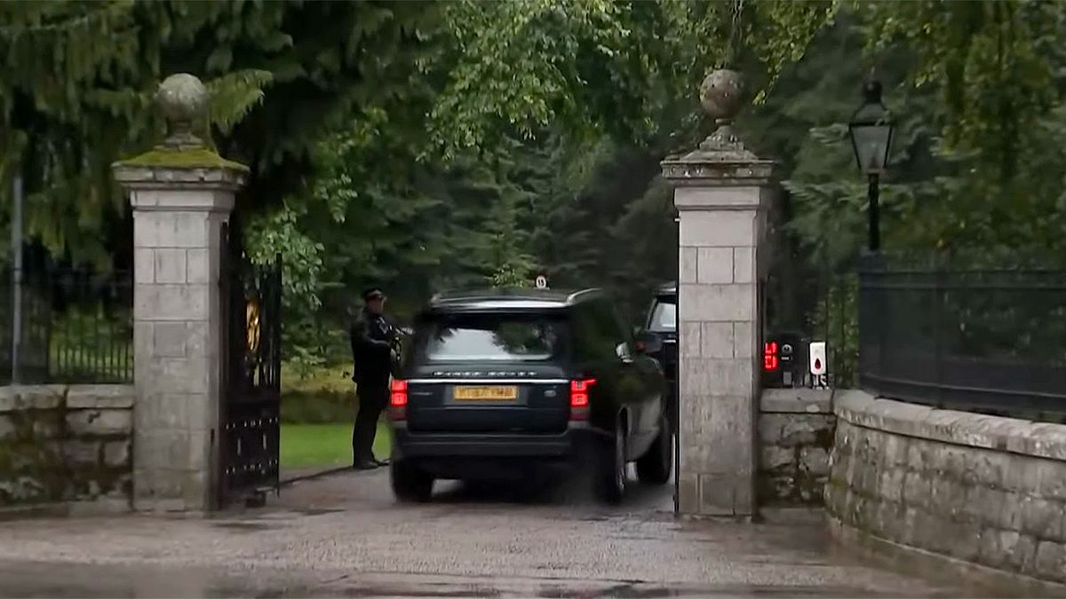 Miembros de la familia real británica están viajando al Castillo de Balmoral, Escocia, en donde está la reina.