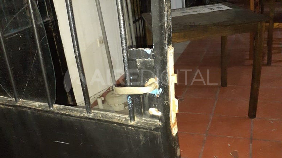 Una de las aberturas que habrían forzado los ladrones para ingresar a las instalaciones del club deportivo.