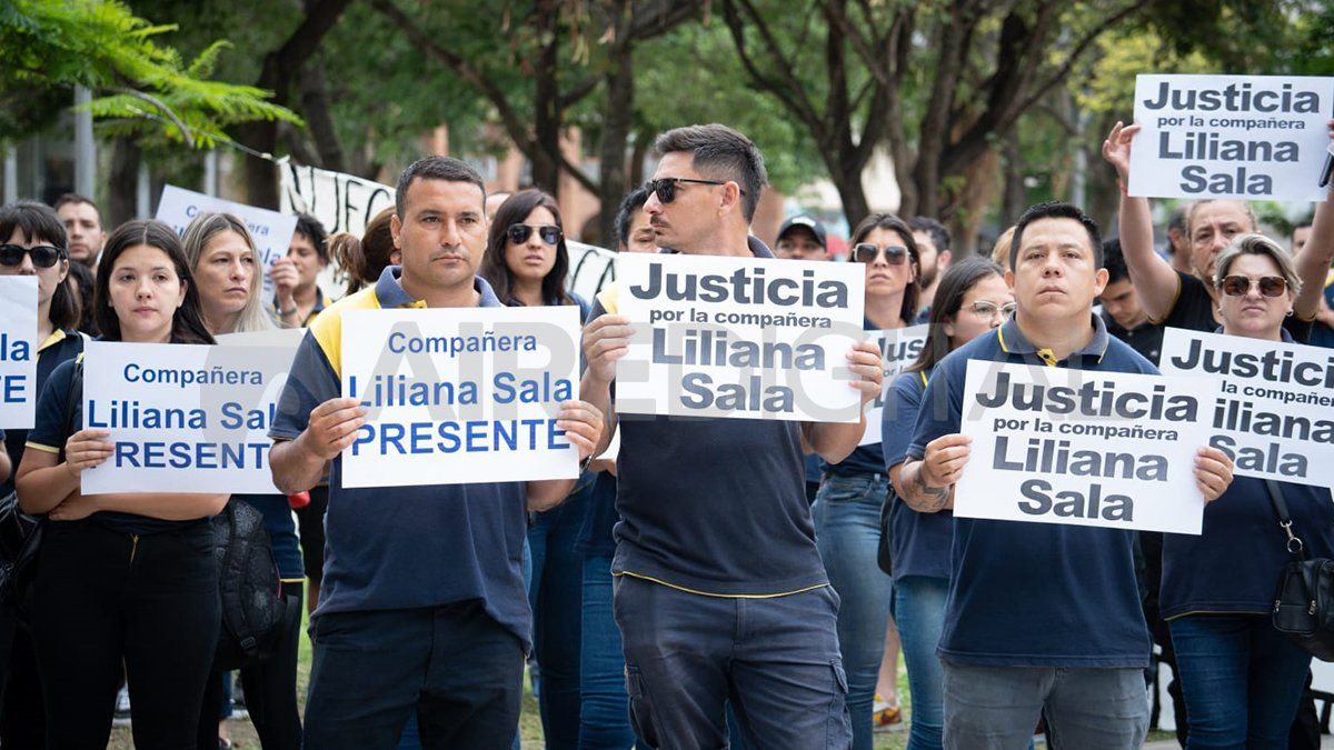 Trabajadores del Correo Argentino se concentraron este miércoles fuera de tribunales para pedir justicia por su excompañera fallecida. 