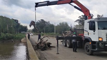 Vialidad Nacional despejó de residuos el puente de la ex Ruta 9 sobre río Carcarañá, pero continúa el corte total de tránsito