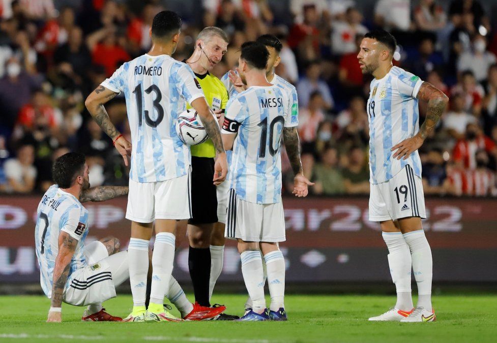 Anderson Daronco, árbitro del encuentro, fue permisivo en varias ocasiones y los jugadores le reclamaron su falta de rigurosidad para sancionar las faltas.