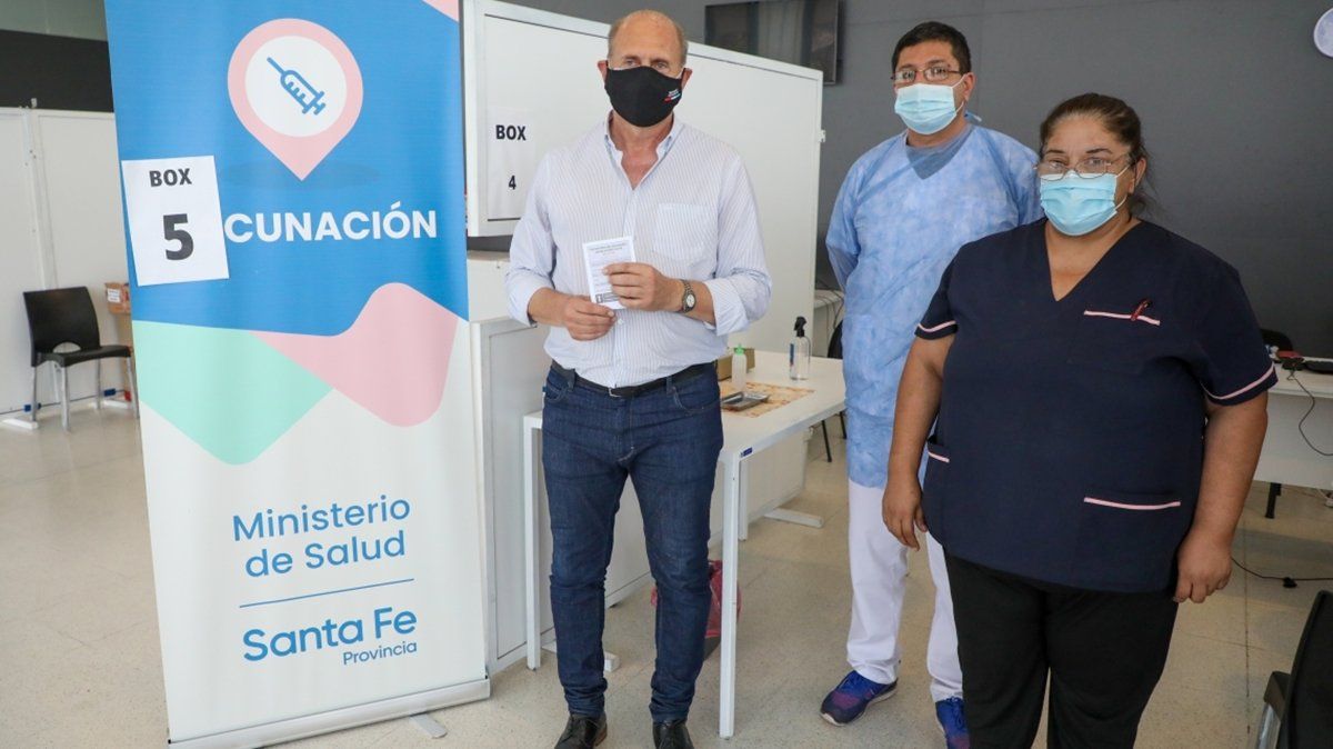 Finalmente, el gobernador se vacunó el 3 de mayo en el Cemafé, en la fecha que le correspondía a su grupo de edad.