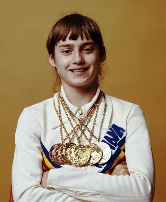En 1976, Nadia fue reconocida por la BBC como Personalidad del Año de los Deportes en el Extranjero, y la Atleta Femenina del Año por la agencia Associated Press. Asimismo, fue nombrada Héroe del Trabajo Socialista , la condecoración más prestigiosa de su país, y fue la rumana más joven en recibir tal reconocimiento durante la dictadura de Nicolae Ceausescu.