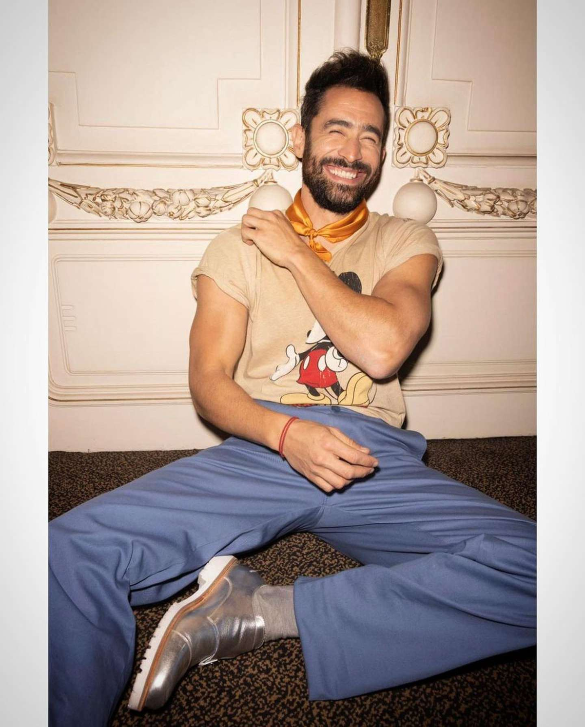 En otra postal, luci&oacute; un pantal&oacute;n de vestir celeste, unos mocasines plateados y una remera de Mickey.