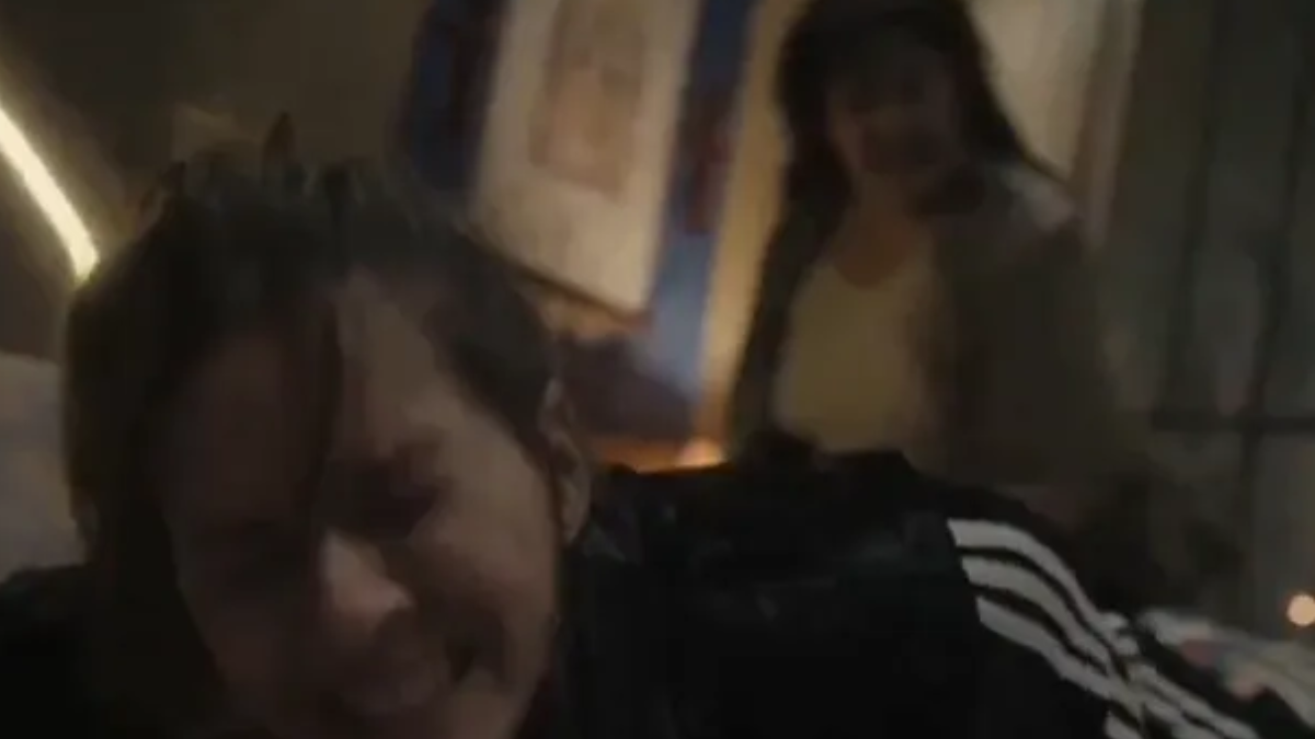 Verónica Llinás, la nueva líder de La Quebrada, en una de las secuencias más violentas de la serie donde somete al personaje de la China Suárez.