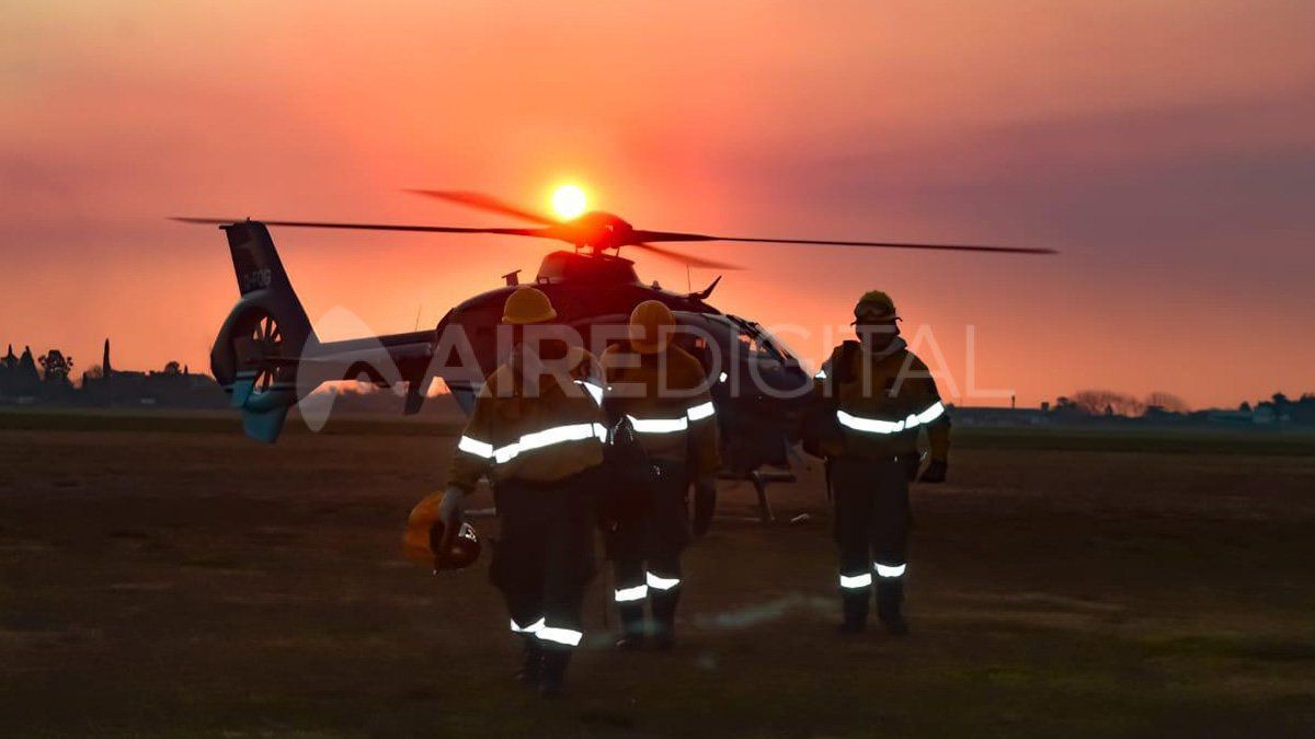 Brigadistas de Protecci&oacute;n Civil combaten el fuego en zonas de islas.