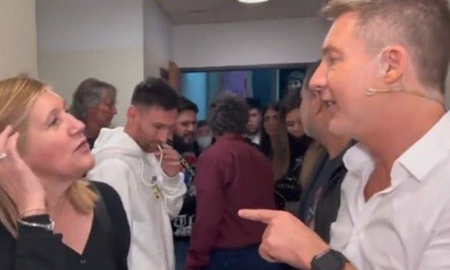 El futbolista fue a ver la obra de teatro de Adrián Suar junto a su madre, en donde lo ovacionaron. El futbolista fue a ver la obra de teatro de Adrián Suar junto a su madre, en donde lo ovacionaron.