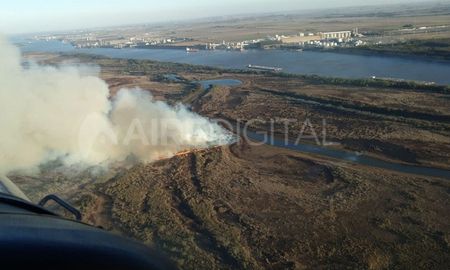 Uno de los incendios ene l norte de la ciudad combatidos este lunes. Uno de los incendios ene l norte de la ciudad combatidos este lunes.