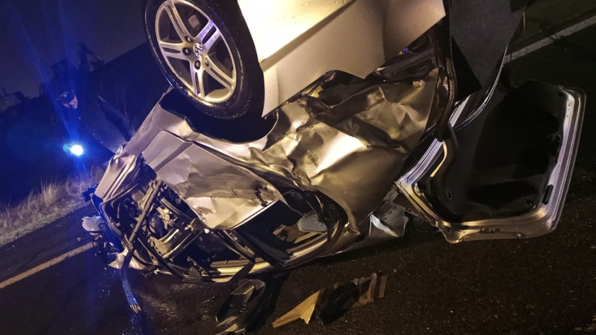 El auto fu retirado de la calzada por una grúa y devuelto a su propietario.