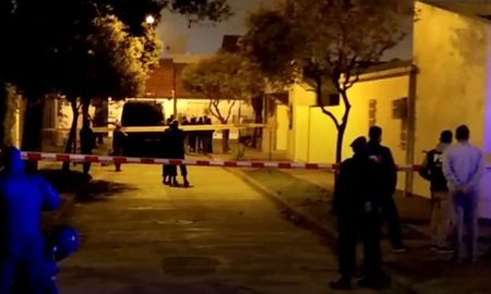 La mujer fue asesinada en el dormitorio. Su pareja llamó a la policía y dijo que la encontró asesinada, pero no pudo sostener su coartada y quedó detenido. La mujer fue asesinada en el dormitorio. Su pareja llamó a la policía y dijo que la encontró asesinada, pero no pudo sostener su coartada y quedó detenido.