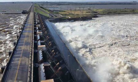 El paso fronterizo ubicado sobre la represa de Yacyretá permanecerá cerrado al tránsito vehicular. El paso fronterizo ubicado sobre la represa de Yacyretá permanecerá cerrado al tránsito vehicular.
