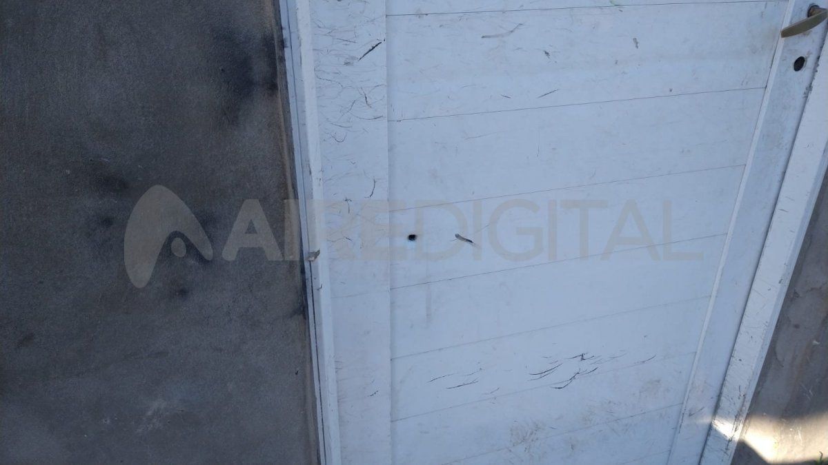 La puerta de la vivienda quedó completamente dañada.