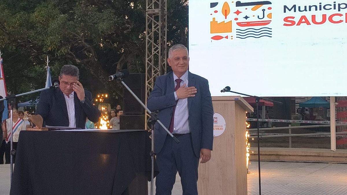 Mario Papaleo juró como intendente de Sauce Viejo. Mario Papaleo juró como intendente de Sauce Viejo.