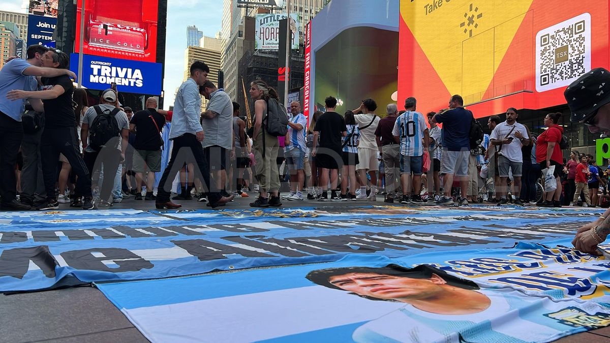Nuevamente, muchos hinchas argentinos, vistieron de celeste y blanco el Times Square de Nueva York. Nuevamente, muchos hinchas argentinos, vistieron de celeste y blanco el Times Square de Nueva York.
