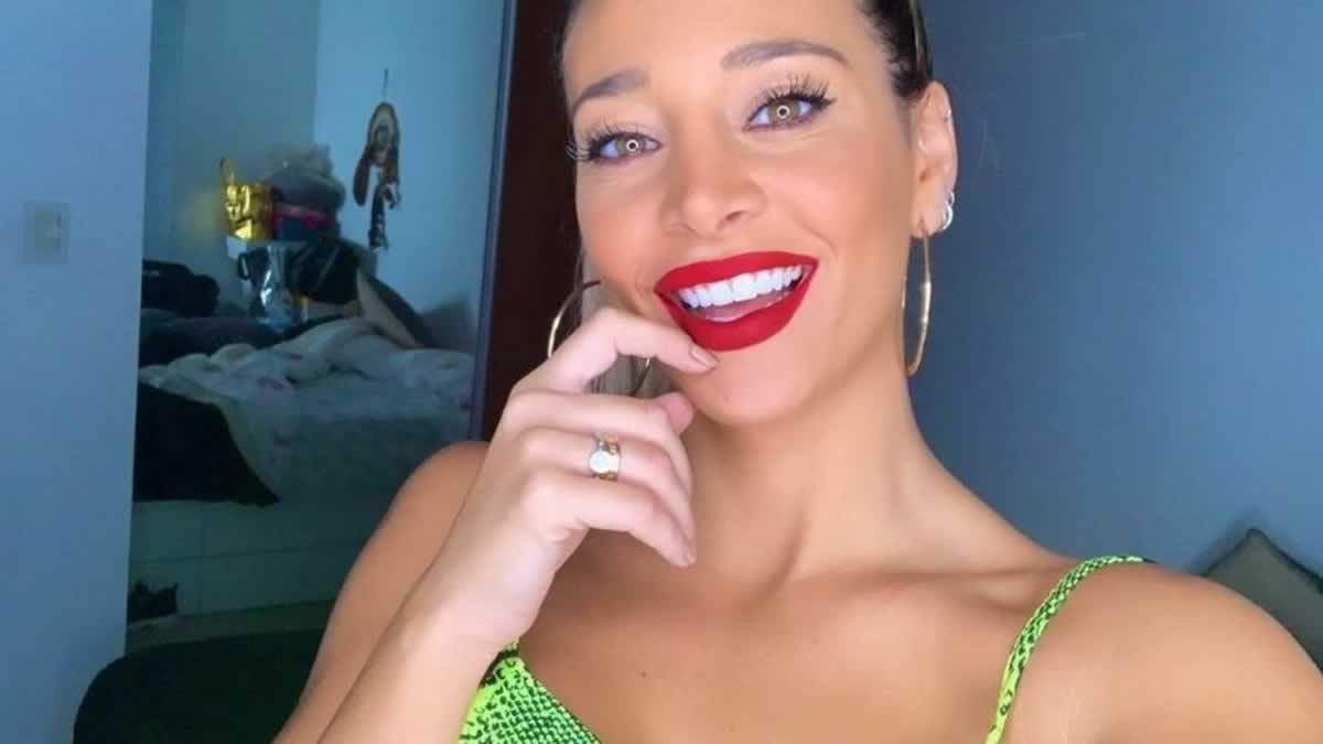 Con un vestido ajustado y escotadísimo