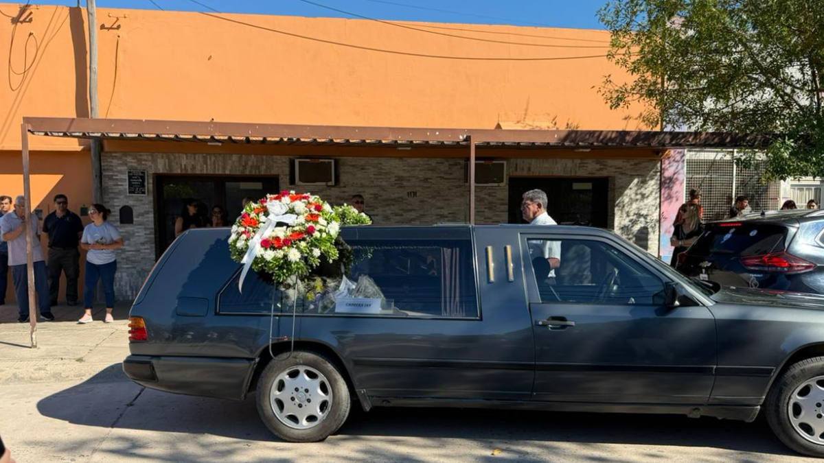 Momentos de silencio mientras el coche fúnebre con los restos de Ian aguarda frente a la sala velatoria en San Cristóbal, minutos antes de partir hacia el Cementerio Municipal. Momentos de silencio mientras el coche fúnebre con los restos de Ian aguarda frente a la sala velatoria en San Cristóbal, minutos antes de partir hacia el Cementerio Municipal.