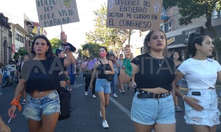 Miles de mujeres marcharon este lunes, 8 de marzo, desde la zona de la Costanera hasta la Casa de Gobierno en la ciudad de Santa Fe. Se trata de una de las manifestaciones más concurridas desde que se realiza esta actividad. Miles de mujeres marcharon este lunes, 8 de marzo, desde la zona de la Costanera hasta la Casa de Gobierno en la ciudad de Santa Fe. Se trata de una de las manifestaciones más concurridas desde que se realiza esta actividad.