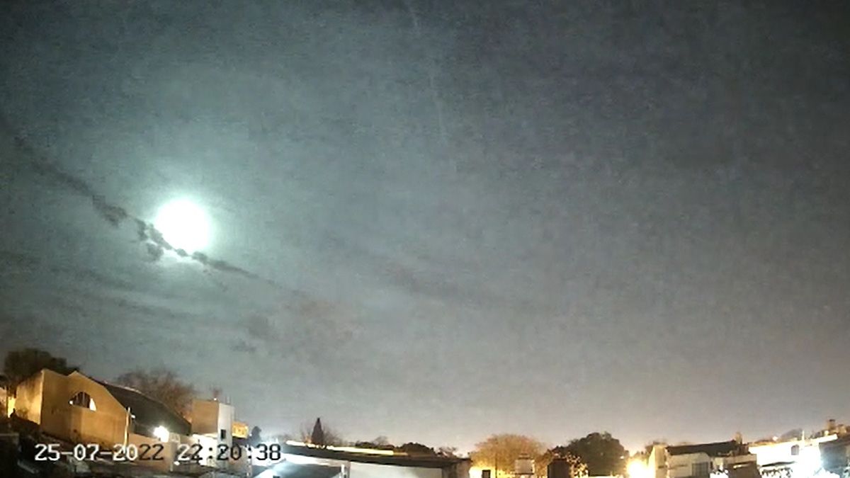 Un meteoro visto en el cielo de Rosario, Santa Fe, en julio del 2022.