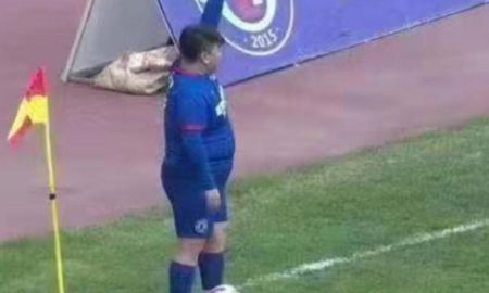 Pese a no tener el estado físico de un deportista profesional, con un sobrepeso que llega a los 126 kilos, el sucesor de He Shihua saltó al campo y ejecutó cada tiro libre a favor de su equipo con la 7 de Cristiano Ronaldo en la espalda. Pese a no tener el estado físico de un deportista profesional, con un sobrepeso que llega a los 126 kilos, el sucesor de He Shihua saltó al campo y ejecutó cada tiro libre a favor de su equipo con la 7 de Cristiano Ronaldo en la espalda.