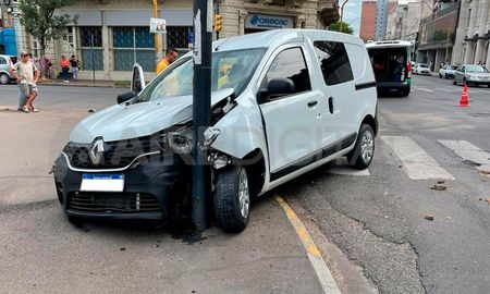 fuerte accidente en hipolito irigoyen y rivadavia entre un auto y una camioneta