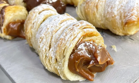 Cañoncitos de dulce de leche con tapas de empanada. Cañoncitos de dulce de leche con tapas de empanada.