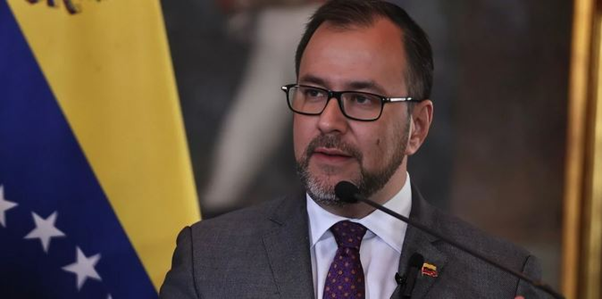 El canciller Gil exigió al Gobierno de los Estados Unidos que "saque sus narices" de su país. El canciller Gil exigió al Gobierno de los Estados Unidos que "saque sus narices" de su país. 