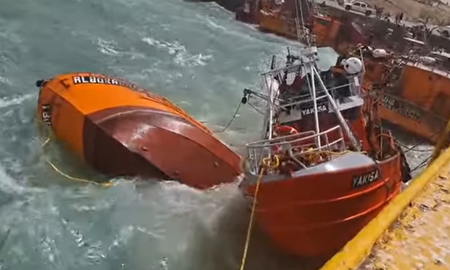 Tres barcos pesqueros se hundieron en el puerto Caleta Paula, en Caleta Olivia. Tres barcos pesqueros se hundieron en el puerto Caleta Paula, en Caleta Olivia.