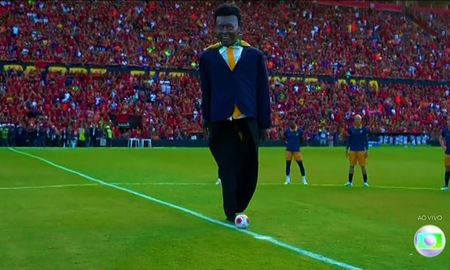 Un homenaje a Pelé generó burlas en redes sociales por el tipo de acto que realizaron para recordar al astro del fútbol brasileño.