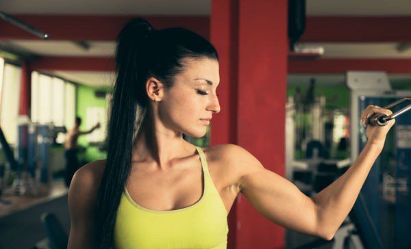 Dile adiós a los brazos gordos con estos ejercicios