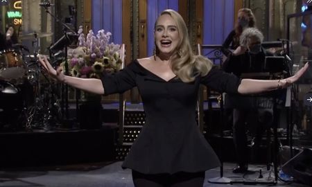 Adele en su debut como presentadora en Saturday Night Live. Adele en su debut como presentadora en Saturday Night Live.