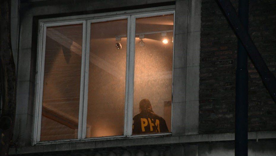 Los pisos allanados en el edificio de CFK son de Cristóbal López