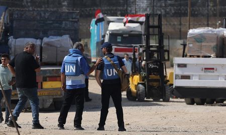 Palestinos de Gaza saquearon los almacenes de la ONU por falta de insumos. Foto: AFP Palestinos de Gaza saquearon los almacenes de la ONU por falta de insumos. Foto: AFP