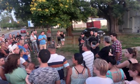 Los manifestantes se trasladaron hasta la comisaría, donde fueron recibidos por las autoridades policiales Los manifestantes se trasladaron hasta la comisaría, donde fueron recibidos por las autoridades policiales