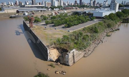 El derrumbe afectó parte de la estructura del Dique II del Puerto, cercana al estacionamiento del centro comercial. El derrumbe afectó parte de la estructura del Dique II del Puerto, cercana al estacionamiento del centro comercial.