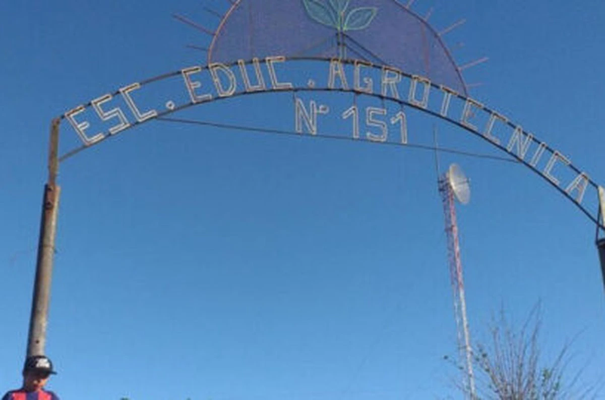 Un profesor de Entre Ríos dio clases con un bebé en brazos.