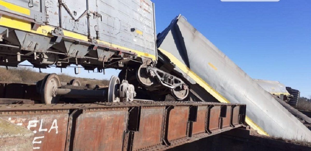 Se desplomó un puente y cayeron dos vagones a un arroyo al sur de Rosario