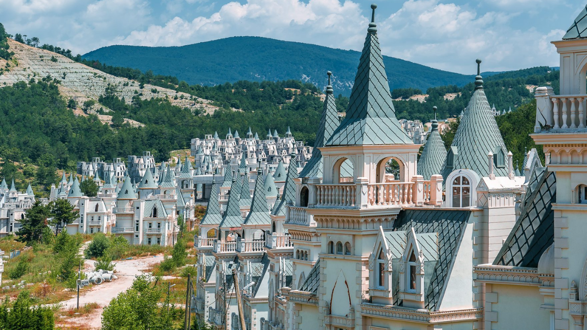 Con castillos que simulan ser sacados de una película de Disney, este sorprendente pueblo se encuentra abandonado en el olvido. Con castillos que simulan ser sacados de una película de Disney, este sorprendente pueblo se encuentra abandonado en el olvido.