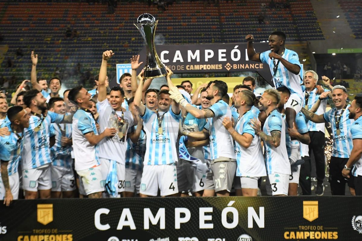 Racing derrotó 2-1 a Boca Juniors en un partido cargado de expulsados y se quedó con el Trofeo de Campeones.