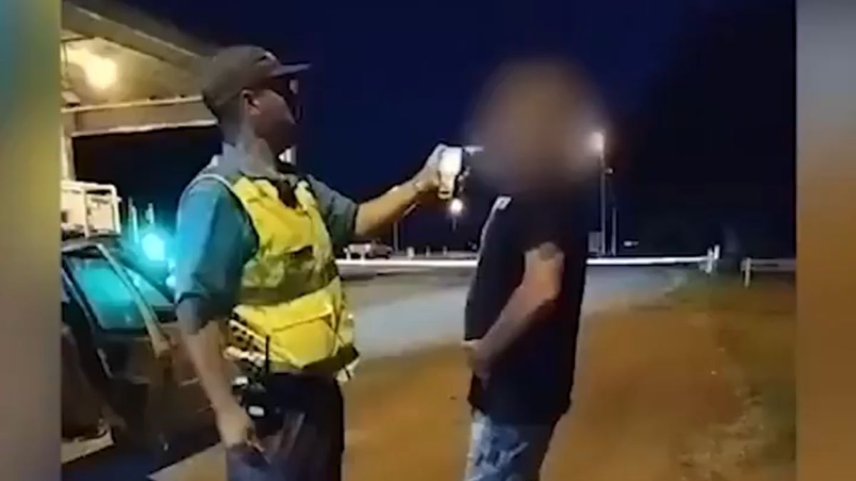 Control de alcoholemia: conductor ebrio ofrece soborno al agente.