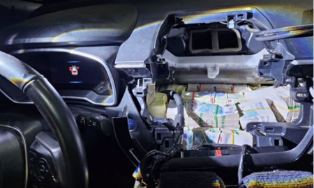 El dinero se encontraba distribuido en el torpedo, sistema de aire acondicionado, gaveta, habitáculo del conductor y sistema de audio del rodado. El dinero se encontraba distribuido en el torpedo, sistema de aire acondicionado, gaveta, habitáculo del conductor y sistema de audio del rodado.