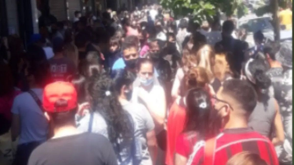 Miles de personas fueron a comprar a Flores