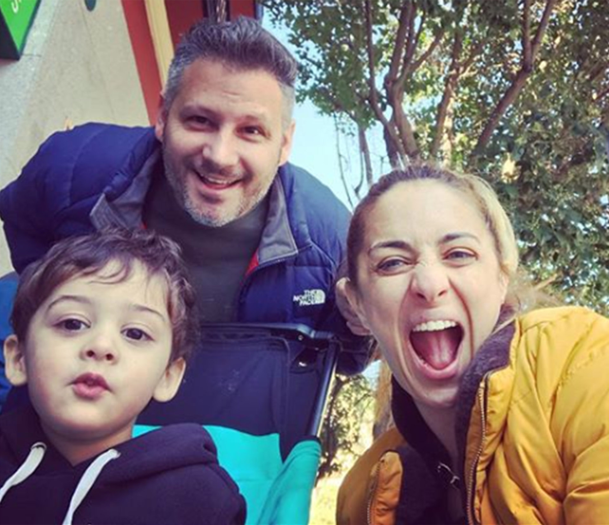 Mar&iacute;a Julia Oliv&aacute;n junto a su hijo Agust&iacute;n y su pareja Ariel Straccia.