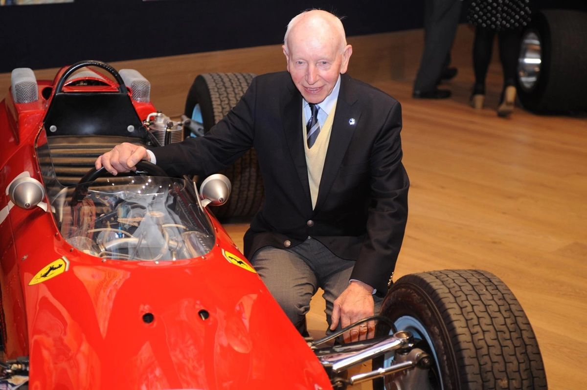 El británico John Norman Surtees (1934-2017) es una auténtica leyenda de las competencias del máximo nivel mundial: conquistó siete títulos en motos